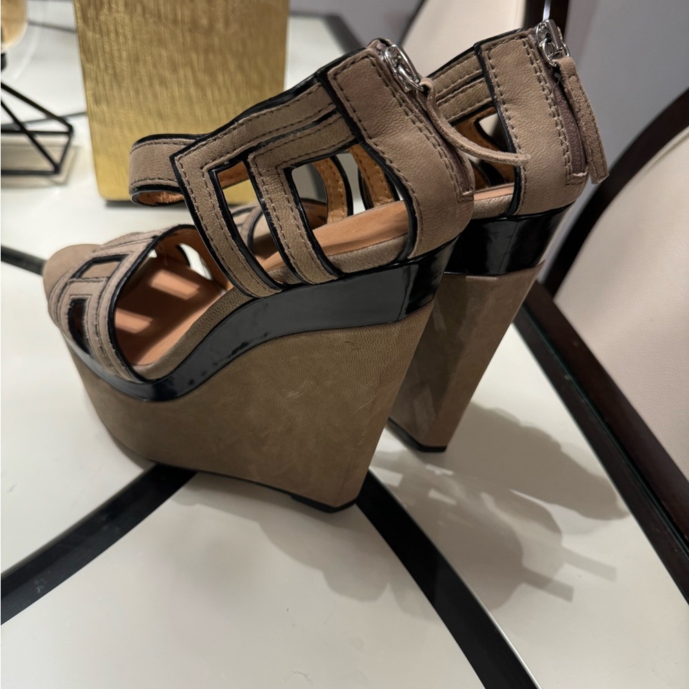 L.A.M.B shoes Beige Pumps - Picture 4 of 6